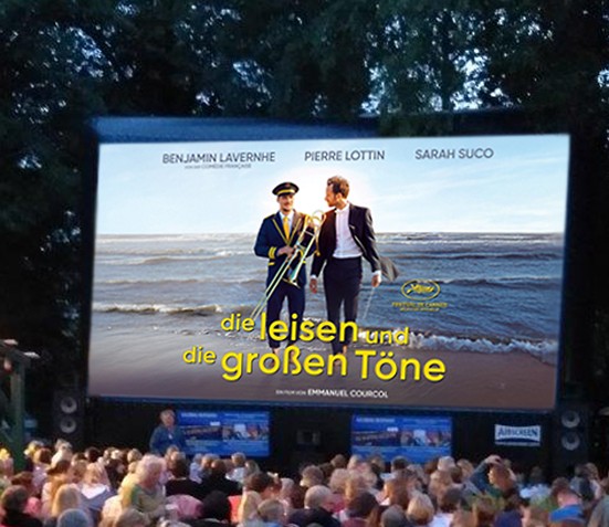 Open-Air-Kino-2026_Die-leisen-und-die-großrn-Töne_Leinwand-im-Garten...